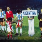 Diego Maradona Instagram – En los Cuartos de Final del Mundial Juvenil de 1979, nos tocó jugar contra Argelia (Algerie 🇩🇿). Ellos jugaban bien, pero les pudimos ganar 5-0. Creo que fue el único partido de Cuartos que no fue al alargue. Yo hice el primer gol de tiro libre, con toque de Huguito Alves. Después vino el gol de @Gabriel_Calderon_coach, y los 3 del Pelado @RamonDiaz_DT. Ya en el segundo tiempo, con el partido 4-0, @MenottielFlaco me cambió por el Tucu Meza. Y tuvo que salir @JuaneSimon60, también, con el tobillo lastimado. La verdad es que me fui muy caliente al vestuario, putié como loco. Pero bueno, a nadie le gusta salir reemplazado, y menos a mí que era el capitán. Lo importante es que avanzamos jugando cada vez mejor, y sin importar quién fuese suplente o titular. Vamos muchachos, que falta cada vez menos 💪🇦🇷 Tokio
