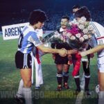 Diego Maradona Instagram – En los Cuartos de Final del Mundial Juvenil de 1979, nos tocó jugar contra Argelia (Algerie 🇩🇿). Ellos jugaban bien, pero les pudimos ganar 5-0. Creo que fue el único partido de Cuartos que no fue al alargue. Yo hice el primer gol de tiro libre, con toque de Huguito Alves. Después vino el gol de @Gabriel_Calderon_coach, y los 3 del Pelado @RamonDiaz_DT. Ya en el segundo tiempo, con el partido 4-0, @MenottielFlaco me cambió por el Tucu Meza. Y tuvo que salir @JuaneSimon60, también, con el tobillo lastimado. La verdad es que me fui muy caliente al vestuario, putié como loco. Pero bueno, a nadie le gusta salir reemplazado, y menos a mí que era el capitán. Lo importante es que avanzamos jugando cada vez mejor, y sin importar quién fuese suplente o titular. Vamos muchachos, que falta cada vez menos 💪🇦🇷 Tokio