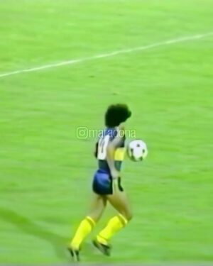 Diego Maradona Instagram - La vida está llena de cosas pequeñas, que le dan sentido. Hoy, en 1981, hacías esto antes del amistoso contra Zaragoza, en España. No importa el partido, el año o el equipo, siempre Maradona.