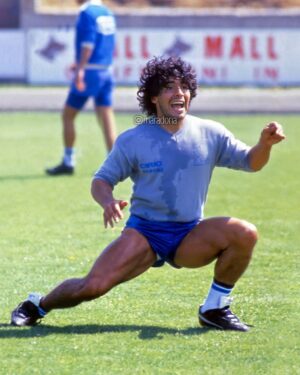 Diego Maradona Instagram - Un po' di gioia e intensità nel tuo primo allenamento con il Napoli, in un giorno come oggi, nel 1984 💙