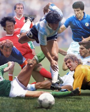 Diego Maradona Instagram - No se puede ganar solo, no. Pero en aquél mundial de México, por algún motivo, dejaste esa sensación. Pero lo cierto es que formaste parte de un equipazo. Fuiste capitán en un equipo de capitanes. Y conducidos por Carlos Bilardo y un cuerpo técnico a prueba de todo. Feliz 37 Aniversario, campeones del mundo!!! 🇦🇷