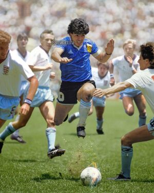 Diego Maradona Instagram - Pocos lo saben. Hoy es el Día del Futbolista en Argentina. No sólo por tu gol, no. Lo es también en honor a un grupo de valientes que salió a dar la cara por todo un país, a tan sólo cuatro años de una guerra que nunca debió ser. No fue un partido más, no fue por los puntos. El honor es de Ustedes, el orgullo es nuestro 🇦🇷