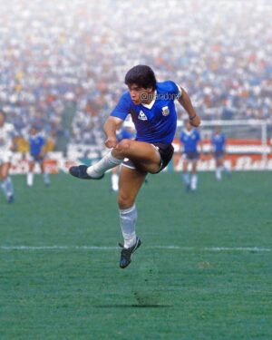 Diego Maradona Instagram - Dicen que nunca jugaste la Copa Libertadores. Pero, ¿y el partido contra Uruguay, qué fue? Evidentemente el árbitro Agnolin se olvidó las tarjetas en Italia. A pesar de todo, no hubo expulsados. Fue victoria por 1-0. Los uruguayos dicen que con Francescoli y Paz en campo desde el inicio, hubiesen tenido más posibilidades. ¿Quién sabe? Los enfrentaste a lo largo de toda tu carrera, en Los Cebollitas, en la juvenil, en la mayor, y en partidos despedida. Te tocó ganar y perder, pero siempre contaste con su respeto y amistad.