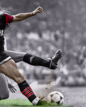 Diego Maradona Instagram - A veces es difícil explicar que no fuiste un superhéroe. Esta foto es de hace exactamente 30 años, en tu debut oficial en @newells, contra el Rojo de Avellaneda. Volvías a jugar después de tres meses de inactividad. Y aunque fue derrota, el regreso fue tu verdadera victoria. Te amamos papá❤️