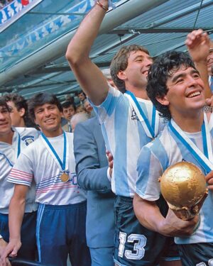 Diego Maradona Instagram - No se puede ganar solo, no. Pero en aquél mundial de México, por algún motivo, dejaste esa sensación. Pero lo cierto es que formaste parte de un equipazo. Fuiste capitán en un equipo de capitanes. Y conducidos por Carlos Bilardo y un cuerpo técnico a prueba de todo. Feliz 37 Aniversario, campeones del mundo!!! 🇦🇷