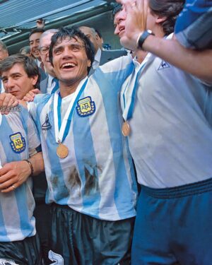 Diego Maradona Instagram - No se puede ganar solo, no. Pero en aquél mundial de México, por algún motivo, dejaste esa sensación. Pero lo cierto es que formaste parte de un equipazo. Fuiste capitán en un equipo de capitanes. Y conducidos por Carlos Bilardo y un cuerpo técnico a prueba de todo. Feliz 37 Aniversario, campeones del mundo!!! 🇦🇷