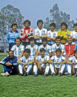 Diego Maradona Instagram - No se puede ganar solo, no. Pero en aquél mundial de México, por algún motivo, dejaste esa sensación. Pero lo cierto es que formaste parte de un equipazo. Fuiste capitán en un equipo de capitanes. Y conducidos por Carlos Bilardo y un cuerpo técnico a prueba de todo. Feliz 37 Aniversario, campeones del mundo!!! 🇦🇷