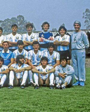 Diego Maradona Instagram - No se puede ganar solo, no. Pero en aquél mundial de México, por algún motivo, dejaste esa sensación. Pero lo cierto es que formaste parte de un equipazo. Fuiste capitán en un equipo de capitanes. Y conducidos por Carlos Bilardo y un cuerpo técnico a prueba de todo. Feliz 37 Aniversario, campeones del mundo!!! 🇦🇷