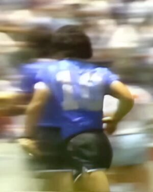 Diego Maradona Instagram - Pocos lo saben. Hoy es el Día del Futbolista en Argentina. No sólo por tu gol, no. Lo es también en honor a un grupo de valientes que salió a dar la cara por todo un país, a tan sólo cuatro años de una guerra que nunca debió ser. No fue un partido más, no fue por los puntos. El honor es de Ustedes, el orgullo es nuestro 🇦🇷