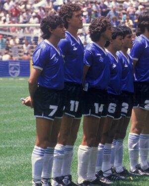 Diego Maradona Instagram - Pocos lo saben. Hoy es el Día del Futbolista en Argentina. No sólo por tu gol, no. Lo es también en honor a un grupo de valientes que salió a dar la cara por todo un país, a tan sólo cuatro años de una guerra que nunca debió ser. No fue un partido más, no fue por los puntos. El honor es de Ustedes, el orgullo es nuestro 🇦🇷