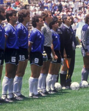 Diego Maradona Instagram - Pocos lo saben. Hoy es el Día del Futbolista en Argentina. No sólo por tu gol, no. Lo es también en honor a un grupo de valientes que salió a dar la cara por todo un país, a tan sólo cuatro años de una guerra que nunca debió ser. No fue un partido más, no fue por los puntos. El honor es de Ustedes, el orgullo es nuestro 🇦🇷