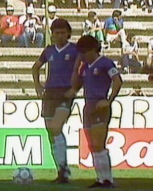 Diego Maradona Instagram - Dicen que nunca jugaste la Copa Libertadores. Pero, ¿y el partido contra Uruguay, qué fue? Evidentemente el árbitro Agnolin se olvidó las tarjetas en Italia. A pesar de todo, no hubo expulsados. Fue victoria por 1-0. Los uruguayos dicen que con Francescoli y Paz en campo desde el inicio, hubiesen tenido más posibilidades. ¿Quién sabe? Los enfrentaste a lo largo de toda tu carrera, en Los Cebollitas, en la juvenil, en la mayor, y en partidos despedida. Te tocó ganar y perder, pero siempre contaste con su respeto y amistad.
