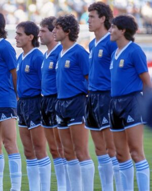 Diego Maradona Instagram - Dicen que nunca jugaste la Copa Libertadores. Pero, ¿y el partido contra Uruguay, qué fue? Evidentemente el árbitro Agnolin se olvidó las tarjetas en Italia. A pesar de todo, no hubo expulsados. Fue victoria por 1-0. Los uruguayos dicen que con Francescoli y Paz en campo desde el inicio, hubiesen tenido más posibilidades. ¿Quién sabe? Los enfrentaste a lo largo de toda tu carrera, en Los Cebollitas, en la juvenil, en la mayor, y en partidos despedida. Te tocó ganar y perder, pero siempre contaste con su respeto y amistad.
