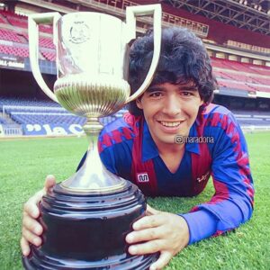 Diego Maradona Instagram - Esa sonrisa...
Hoy, hace 40 años, el Barcelona obtuvo la Copa del Rey enfrentando al Real Madrid. Dirigidos por César Luis Menotti, con goles de Victor y Marcos, en el minuto final. Un triunfo inolvidable...