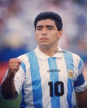 Diego Maradona Instagram - Viejo, yo te vi emocionarte en los actos del colegio, como si estuvieses en un mundial. No es verso. Feliz Día del Himno Nacional Argentino 🇦🇷