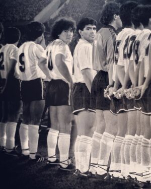 Diego Maradona Instagram - Hoy se cumplen años de este partido amistoso contra la Unión Soviética, en 1982. Y se nos vino a la mente esta otra foto, también contra la Unión Soviética, pero en Italia 1990. La misma toma, la misma pose, el mismo rival, en circunstancias muy distintas, y con la misma pasión de siempre 🇦🇷