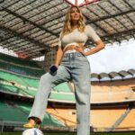 Diletta Leotta Instagram - Ci vediamo sabato dalle 17 per il Derby #InterMilan solo su #DAZN ⚽️🏟️