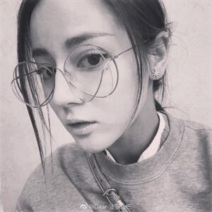 Dilraba Dilmurat Instagram - 迪丽热巴微博：来自一张照片的问候🙂