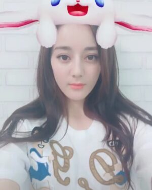 Dilraba Dilmurat Instagram - 吃什么药药，吃肉肉！
