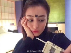 Dilraba Dilmurat Instagram - 听说照片里有一只猫咪？？🤔