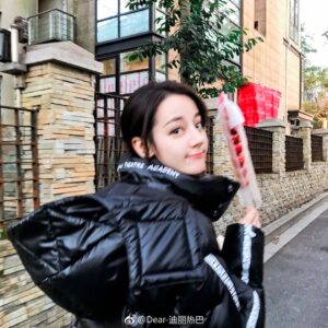 Dilraba Dilmurat Instagram - 冬天还是要吃冰糖葫芦才对啊❤️