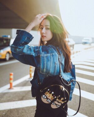 Dilraba Dilmurat Instagram - 迪丽热巴微博：大家好？大家早安！迪丽热巴要起飞了。我们落地米兰时装周见。 ​​​