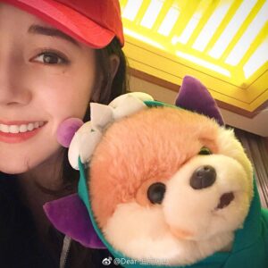 Dilraba Dilmurat Instagram - 小狗狗可爱呐，还是小胖迪更可爱呐🤪