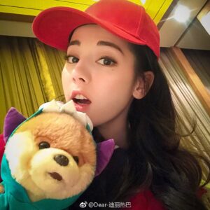 Dilraba Dilmurat Instagram - 小狗狗可爱呐，还是小胖迪更可爱呐🤪