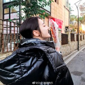 Dilraba Dilmurat Instagram - 冬天还是要吃冰糖葫芦才对啊❤️