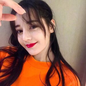 Dilraba Dilmurat Instagram - 对不起爱丽丝们，来晚了❤️