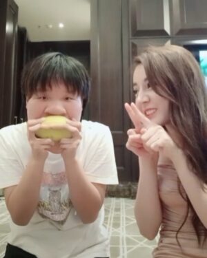 Dilraba Dilmurat Instagram - 就一口嘛