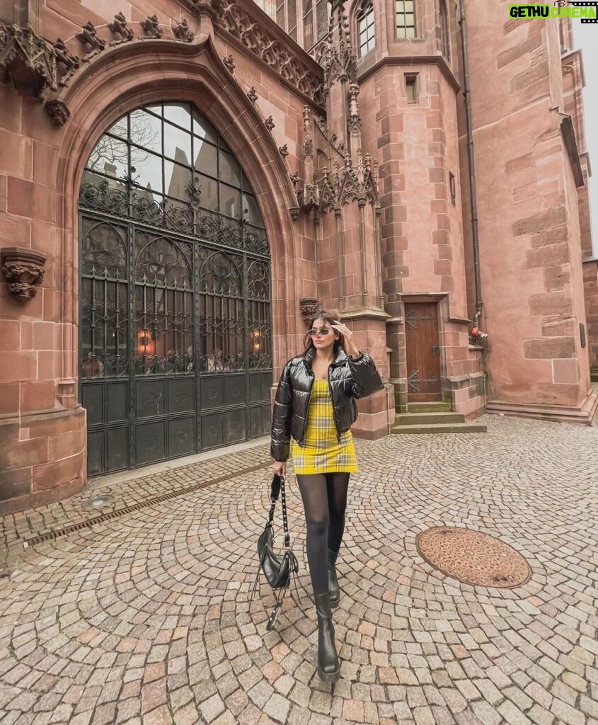 Dimpi Sanghvi Instagram - Timeless charm in the heart of Frankfurt’s historic old town🏰 💛 @visitfrankfurt #visitfrankfurt #dimpitraveldiaries #frankfurt #mumbailuxurylifestyleinfluencer #dimpisanghvi Wearing @urbanic_in @urbanicsquad Frankfurt, Germany