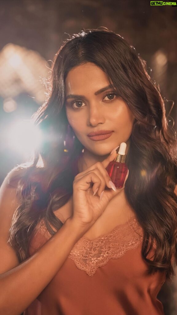 Dimpi Sanghvi Instagram - #AD | Here’s to unlocking radiance with the all-new Lakmē Glycolic Illuminate Collection! ✨ This collection has been my ultimate secret to achieving a diamond-like glow. Adding Lakmē Glycolic Illuminate Serum into my nighttime ritual has healed my skin barrier at the same time giving me that nourished and hydrated skin from within with the Lakmē Glycolic Illuminate night cream. Don’t miss out on the magic of the Lakmē Glycolic Illuminate Collection – try it today and #ShineLikeAdiamond! ✨ @lakmeindia @lakmeskin #Lakmē #LakmeSkin #SkinUpWithLakme #RunwayReadySkin #LakmēLaunchEvent #LakmēNewLaunch #Glycolic #GlycolicIlluminateCollection #IlluminatedSkin #DimpiSanghvi