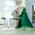 Dina Garipova Instagram - Всем привет! ✨ Подведем итоги конкурса #ХочуДуэтСДиной ⠀ Мы с моей командой посмотрели все работы, их оказалось очень много и сложно было выбрать всего три. Поэтому хорошая новость! Мы решили, что сделаем, не один, а ⭐️три⭐️ дуэта! И еще один бонус (о нем ниже) ⠀ Хочу сказать большое спасибо каждому, кто принял участие, Вы умницы, продолжайте заниматься музыкой и верьте в себя! Те, кто, к сожалению, не увидит свое имя в итоговом списке - не расстраивайтесь! Вы большие молодцы! И мы обязательно придумаем новые проекты для вас 😉 ⠀ А пока мы выбрали 10 участников, чьи песни нам понравились больше всего! Это: ⠀ ⭐️ 01 - Владлена Чертина @chertlada04 «Степь широкая» ⭐️ 02 - Настасья @ya_nastya007 «Откровение двоих» ⭐️ 03 - Алекс Галагурский @galagurskiy «Takeaway» ⭐️ 04 - Диана Гарифуллина @garifulina.di «Двери Тамерлана» ⭐️ 05 - Екатерина Исаева @ekaterina_official_live «Killing me softly» ⭐️ 06 - дуэт «Смысл есть» @duet_smisl_est_ «Вышивала девушка» ⭐️ 07 - Гульназ Гафурова @gulnazgafur «Тәфтиләү» ⭐️ 08 - Регина @reginabattalova_ «Forever young» ⭐️ 09 - Айгуль Бариева @aigul_barieva «Бул Гына» ⭐️ 10 - Армине Паносян @ar_panosyan «Мне нравится, что Вы больны не мной…» ⠀ Теперь дело за Вами! У каждого участника есть свой номер для голосования. Послушайте, пожалуйста, все работы и напишите в комментарии к этому посту номер участника, за которого вы отдаете ВАШ голос и почему! ⠀ ❗️ВАЖНО❗️Если вы напишете несколько комментариев за одного и того же участника, засчитываться это будет все-равно как один! голос за этого артиста ❗️ ⠀ ⭐️⭐️⭐️И далее с тремя участниками, кто наберет больше всех Ваших голосов мы запишем дуэты! ⭐️⭐️⭐️ ⠀ ✨ Начинаем голосование сейчас, завершаем 27 декабря в полночь. Я напишу в комментариях - СТОП! и с этого момента голоса приниматься не будут! ✨ ⠀ Ну и приятный бонус! Так как в конкурсе приняли участие мои друзья и артисты моего из родного города #Зеленодольск, то мы с командой приняли решение, что запишем, ребята, с Вами четырьмя вместе одну песню вне конкурса! ⠀ ЭТО: ⭐️ Кавер-группа «Дорогудо» @dorogudo ⭐️ Леонтия Чихирина @tatianachikhirina ⭐️ Камила Чапаева @kamila_chapaeva2006 ⭐️ Маша Мирова @mirovamv ⠀ Ну что ж, всем удачи!!! ⠀ #ДинаГарипова