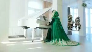 Dina Garipova Instagram - Всем привет! ✨
Подведем итоги конкурса #ХочуДуэтСДиной
⠀
Мы с моей командой посмотрели все работы, их оказалось очень много и сложно было выбрать всего три. Поэтому хорошая новость! Мы решили, что сделаем, не один, а ⭐️три⭐️ дуэта! И еще один бонус (о нем ниже)
⠀
Хочу сказать большое спасибо каждому, кто принял участие, Вы умницы, продолжайте заниматься музыкой и верьте в себя! Те, кто, к сожалению, не увидит свое имя в итоговом списке - не расстраивайтесь! Вы большие молодцы! И мы обязательно придумаем новые проекты для вас 😉
⠀
А пока мы выбрали 10 участников, чьи песни нам понравились больше всего! Это:
⠀
⭐️ 01 - Владлена Чертина @chertlada04
«Степь широкая»
⭐️ 02 - Настасья @ya_nastya007
«Откровение двоих»
⭐️ 03 - Алекс Галагурский @galagurskiy
«Takeaway»
⭐️ 04 - Диана Гарифуллина @garifulina.di
«Двери Тамерлана»
⭐️ 05 - Екатерина Исаева @ekaterina_official_live
«Killing me softly»
⭐️ 06 - дуэт «Смысл есть» @duet_smisl_est_
«Вышивала девушка»
⭐️ 07 - Гульназ Гафурова @gulnazgafur
«Тәфтиләү»
⭐️ 08 - Регина @reginabattalova_
«Forever young»
⭐️ 09 - Айгуль Бариева @aigul_barieva
«Бул Гына»
⭐️ 10 - Армине Паносян @ar_panosyan
«Мне нравится, что Вы больны не мной…»
⠀
Теперь дело за Вами! У каждого участника есть свой номер для голосования. Послушайте, пожалуйста, все работы и напишите в комментарии к этому посту номер участника, за которого вы отдаете ВАШ голос и почему!
⠀
❗️ВАЖНО❗️Если вы напишете несколько комментариев за одного и того же участника, засчитываться это будет все-равно как один! голос за этого артиста ❗️
⠀
⭐️⭐️⭐️И далее с тремя участниками, кто наберет больше всех Ваших голосов мы запишем дуэты! ⭐️⭐️⭐️
⠀
✨ Начинаем голосование сейчас, завершаем 27 декабря в полночь. Я напишу в комментариях - СТОП! и с этого момента голоса приниматься не будут! ✨
⠀
Ну и приятный бонус!
Так как в конкурсе приняли участие мои друзья и артисты моего из родного города #Зеленодольск, то мы с командой приняли решение, что запишем, ребята, с Вами четырьмя вместе одну песню вне конкурса!
⠀
ЭТО:
⭐️ Кавер-группа «Дорогудо» @dorogudo
⭐️ Леонтия Чихирина @tatianachikhirina
⭐️ Камила Чапаева @kamila_chapaeva2006
⭐️ Маша Мирова @mirovamv
⠀
Ну что ж, всем удачи!!!
⠀
#ДинаГарипова