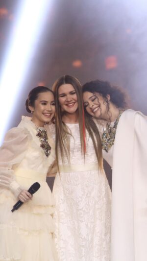 Dina Garipova Instagram - Друзья мои! Кто смотрел Вручение премии «Татар җыры 22"? Согласитесь-это было очень яркое событие!
Лично у меня впечатлений миллион!
Во-первых, мне впервые досталась статуэтка этого фестиваля, чему я несказанно рада!
Спеть ещё раз на родной земле любимую #Айбылбылым и уйти со сцены с наградой - это для меня очень ценно и приятно!
⠀
Ещё одной причиной, по которой этот концерт был особенным, стало наше совместное выступление-мегамикс с моими дорогими и супер талантливыми Эльмирой @elmiramatur и Саидой @saidanur4 👏 И для того, чтобы оно прозвучало наилучшим образом, было привлечено много людей и вложено очень много сил.
Наконец-то в рамках этого номера я исполнила и свою долгожданную премьеру #Казканаты, которую многие очень ждали, как и я))
Мы долго готовили выступление специально для этого дня. И мне кажется, у нас получилось всё, что мы задумали!
Поэтому я хотела бы поблагодарить каждого, кто сделал этот день таким знаменательным)
⠀
Спасибо @bars_media и @tatarradiosi за возможность стать частью этого праздника!
⠀
Спасибо уважаемому Камилю Мавлютовичу за высокую оценку моего творчества, за награду 🙏 И за такие добрые слова, сказанные мне на сцене…
⠀
Спасибо @albinarailevna22 за совместное воплощение идей 👏
⠀
Спасибо моей крутейшей команде, с которой мы уже не первый год пишем новые песни (одна из них, кстати, вышла совсем недавно): Ане @bossamusicinc , Диме @agafonov3000 , Андрею @the_andrew_weed ! Бессонные ночи, проведенные в студии за подготовками, не прошли зря) Как и всегда, вы показали высочайший уровень мастерства! Я вас обожаю!!! ♥️
⠀
И спасибо любимым зрителям! Каждой своей клеточкой я ощущала вашу поддержку, слышала, как вы подпеваете и аплодируете! Спасибо вам от всего сердца! И с Наступающим Новым годом! Пусть он принесет много добрых событий! ♥️
⠀
Всех крепко обнимаю! 🤗
⠀
P.S. Полную версию нашего выступления можно посмотреть на YouTube-канале @tmtvonline
⠀
#динагарипова #ТатарҖыры22