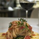 Diogo Beja Instagram - Há uns tempos, partilhei uma receita feita por mim com Bacalhau da Noruega. Hoje trago uma nova receita - e melhor! Prontos para tomar nota? O primeiro ingrediente é um telemóvel ou um computador. Vão usar esse ingrediente para acederem ao TheFork. Reservem! 😉 Um restaurante, claro. Só têm de ver os restaurantes em destaque na campanha Bacalhau Sunny Edition. Têm inúmeras opções em Lisboa, Porto, Braga, Funchal e Algarve até 1 de setembro. 😋 Nós escolhemos O Nobre, que é um dos nossos restaurantes preferidos, e onde somos sempre tratados de forma divinal. Divinal é também o bacalhau transmontano recheado com presunto da Chef Justa, preparado com Bacalhau da Noruega. Obviamente! Reparem bem nas lascas brancas e na minha cara de felicidade a comer. 😋 Agora, é a vossa vez! @bacalhaudanoruegaportugal @restaurante_onobre @theforkpt #BacalhauDaNoruega #OFielAmigoOAnoInteiro #SeafoodFromNorway P U B