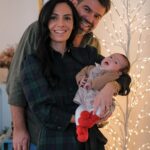 Diogo Beja Instagram - É só para avisar que nós é que temos o menino Jesus. Ou menina. 😄🎄♥️Feliz Natal 🎄 . . . . #amiaeodiogoforampais #babyborn #natal2022 #melhorpresentedesempre #emilía
