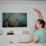 Diogo Beja Instagram - Quando era miúdo e jogava basket em Santarém, passávamos os intervalos a jogar e até nos corredores fazíamos uma espécie de "air basket" - driblávamos, lançávamos e até fazíamos bloqueios uns aos outros.. tudo sem bola. 🙈😁 Agora, com a chegada da segunda temporada de "Winning Time - The Rise of the Lakers Dynasty" isso voltou tudo! Imito o "gancho" do Kareem Abdul-Jabbar em todo o lado. É tão exagerado que até pedi à IA para colocar uma bola de basket a voar na nossa sala - a Mia ia adorar se isso acontecesse mesmo! 😁 Nestas férias, vou levar este meu "vício" comigo. Não o lançamento em gancho, mas a série. 😊 E para todo o lado, com a HBO Max. #HBOMax #WinningTime #HBOMaxPortugal #KareemAbdulJabbarWannaBe