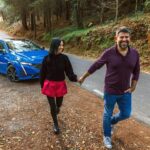 Diogo Beja Instagram - Quem nos conhece ou nos encontra na rua, sabe que andamos sempre de mão dada ou abraçados, mas na última semana abraçámos o novo #Peugeot308, um híbrido muito eficaz e que fez virar muitas cabeças pela cor forte e pelas linhas altamente desportivas. 🔥 Agora é o vosso momento! Mal possam, coloquem as vossas mãos num 308 e experimentem-no. #OMeuMomento @peugeotportugal *pub