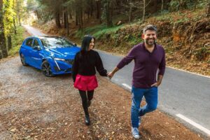 Diogo Beja Instagram - Quem nos conhece ou nos encontra na rua, sabe que andamos sempre de mão dada ou abraçados, mas na última semana abraçámos o novo #Peugeot308, um híbrido muito eficaz e que fez virar muitas cabeças pela cor forte e pelas linhas altamente desportivas. 🔥

Agora é o vosso momento! Mal possam, coloquem as vossas mãos num 308 e experimentem-no. #OMeuMomento @peugeotportugal *pub
