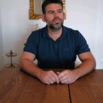 Diogo Beja Instagram - Sempre ouvi dizer "Abril, águas mil", mas eu sou mais seguidor da filosofia dos Vinhos do Tejo: em Abril, vinhos mil! 😎🍷 Se o tempo estiver chuvoso, temos mil vinhos tintos de opção. E se tivermos sorte com o tempo, podemos sempre aproveitar o sol para desconfinar com segurança.. e não faltam maravilhosas esplanadas que ligam maravilhosamente com os frescos brancos e rosés do Tejo. Podem encontrar alguns dos meus vinhos favoritos nas stories, bem como o link para a Viva o Vinho Shop. 😉 Abril.. vinhos mil, já sabem! 🍷🍷🍷🍷🍷🍷 #EmbaixadoresVinhosdoTejo #VinhosdoTejo