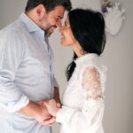 Diogo Beja Instagram - ELA DISSE SIM! 💍 As últimas semanas foram de um alvoroço mental que não recomendo. Nunca duvidei da resposta da Mia, mas duvidei quase diariamente se todos os pequenos pormenores cósmicos se alinhariam da forma que eu queria para realmente surpreender a Mia e deixar uma recordação para sempre. SPOILER ALERT: (quase) tudo se alinhou, ela disse "Sim!", o momento ficou registado no nosso podcast e estamos genuinamente felizes. E noivos! ♥️ Amo-te.. hoje e sempre. #AMiaeoDiogoVaoCasar P.S: que comecem os treinos para perder peso e entrar no meu amigo número de fato. 🙈