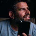 Diogo Beja Instagram - Passo grande parte dos meus dias a ouvir podcasts - posso até recomendar um ou dois, se quiserem. 😂 Escusado será dizer que fiquei feliz da vida com os auriculares Freebuds 3 da Huawei - que me foram oferecidos com a nova edição do P30 Pro - e que têm cancelamento inteligente de ruído. E mais: com os Freebuds, recebi também 6 meses grátis do serviço Huawei Música. Este promete ser um bom verão! 🎶☀️ . . #Huawei #Ad @huaweimobilept #Pub