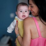 Diogo Beja Instagram - No dia 28 de outubro do ano passado, apeteceu-me gritar ao mundo "A Mia foi Mãe!". Alguns dirão "grande coisa, todos os dias há mulheres que se tornam mães". Verdade, mas eu sei que o Mundo se tornou um lugar melhor no dia em que a Mia foi Mãe. 🙏 E a nossa Emília só podia ser tão incrível como é, com a Mãe maravilhosa que tem. ♥️ Hoje é o primeiro Dia da Mãe da Mia. O primeiro de muitos. #AMiaeoDiogoForamPais #FelizDiadaMae #BabyEm #BabyEmilia #BabyMi #OsMariconços