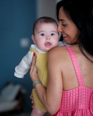 Diogo Beja Instagram - No dia 28 de outubro do ano passado, apeteceu-me gritar ao mundo "A Mia foi Mãe!". Alguns dirão "grande coisa, todos os dias há mulheres que se tornam mães". Verdade, mas eu sei que o Mundo se tornou um lugar melhor no dia em que a Mia foi Mãe. 🙏 E a nossa Emília só podia ser tão incrível como é, com a Mãe maravilhosa que tem. ♥️ Hoje é o primeiro Dia da Mãe da Mia. O primeiro de muitos.

#AMiaeoDiogoForamPais #FelizDiadaMae #BabyEm #BabyEmilia #BabyMi #OsMariconços