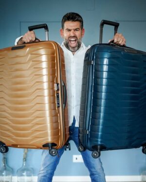 Diogo Beja Instagram - Estas fotos foram tiradas bem depois da nossa lua de mel só para mostrar que as nossas novas Samsonite #Proxis  sobreviveram - e bem - aos carinhos do "handling" e aos mais de 22 mil kms de viagem! E isso só foi possível graças ao novo material, altamente flexível e resistente, exclusivo Samsonite, que volta à forma rapidamente.

Quem me dera ser feito desse material, especialmente depois dos abusos da lua de mel. 😁

#MySamsonite @samsonite_pt #OsMariconços #AMiaeoDiogoCasaram