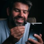 Diogo Beja Instagram - Passo grande parte dos meus dias a ouvir podcasts - posso até recomendar um ou dois, se quiserem. 😂 Escusado será dizer que fiquei feliz da vida com os auriculares Freebuds 3 da Huawei - que me foram oferecidos com a nova edição do P30 Pro - e que têm cancelamento inteligente de ruído. E mais: com os Freebuds, recebi também 6 meses grátis do serviço Huawei Música. Este promete ser um bom verão! 🎶☀️ . . #Huawei #Ad @huaweimobilept #Pub