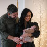 Diogo Beja Instagram - É só para avisar que nós é que temos o menino Jesus. Ou menina. 😄🎄♥️Feliz Natal 🎄 . . . . #amiaeodiogoforampais #babyborn #natal2022 #melhorpresentedesempre #emilía