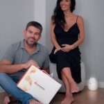 Diogo Beja Instagram - A pergunta que mais nos fazem é "Já têm tudo pronto? A mala para a maternidade?". Então não temos? Temos.. uma bela carga de ansiedade para ter tudo pronto a horas! 🙈😁 Este é o quarto da nossa filha. Neste momento, só tem aquilo que veem - e atenção, o pouf é emprestado do nosso quarto para a grávida estar mais bem sentada! Portanto, tem uma luz de presença, tem os pais.. e tem um kit da Crioestaminal. Desde o início que tínhamos duas certezas relativamente à nossa filha: o nome que escolhemos para ela e a vontade de guardar as células estaminais do sangue e do tecido do cordão umbilical. Por isso, é normal que esta "caixa" tenha tido prioridade no enxoval. Não sabemos o futuro.. e, no que toca à ciência, o futuro muda diariamente, por isso preferimos estar prevenidos e mais descansados. Obrigado, @crioestaminal_ 🙏 #parceria #crioestaminal